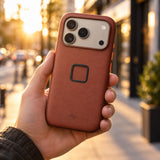 Peak Design Everyday Case Slimlink iPhone 18 Pro – Redwood Clarino – illustrative photo (AI)
