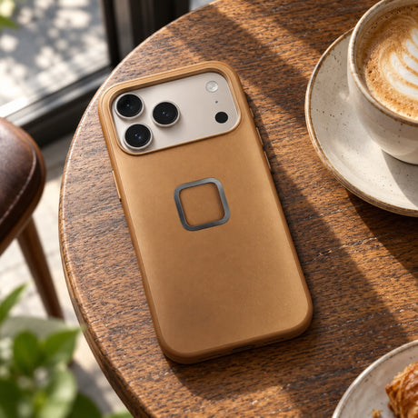 Peak Design Everyday Clarino Case – iPhone 17 Pro – Tan – zdjęcie poglądowe (AI)