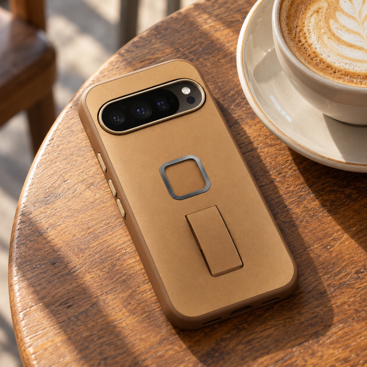 Peak Design Everyday Clarino Loop Case – Pixel 10 Standard and Pro – Tan – zdjęcie poglądowe (AI)