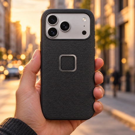 Peak Design Everyday Fabric Case – iPhone 17 Pro – Charcoal – zdjęcie poglądowe (AI)