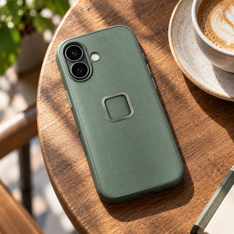 Peak Design Everyday Fabric Case – iPhone 17 Standard – Sage – zdjęcie poglądowe (AI)