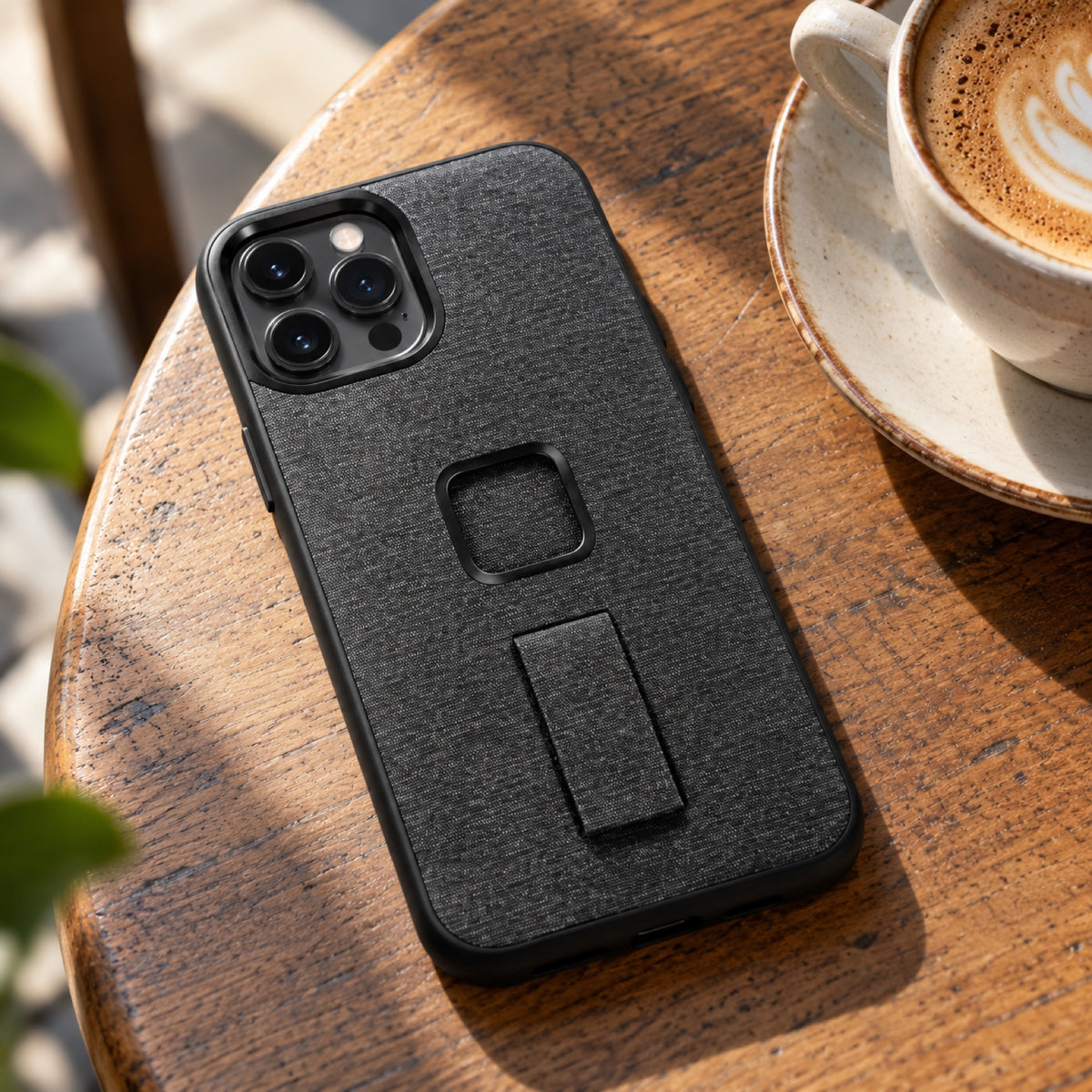 Peak Design Everyday Loop Case iPhone 12 Pro Max – Charcoal – zdjęcie poglądowe (AI)