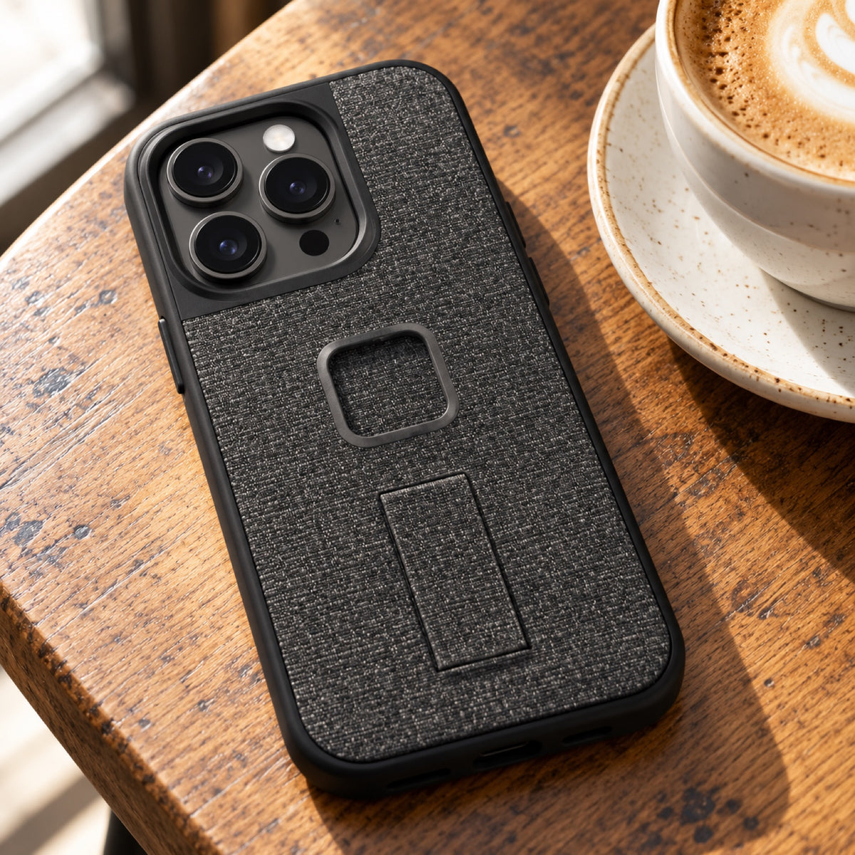 Peak Design Everyday Loop Case iPhone 14 Pro – Charcoal – illustrative photo (AI)