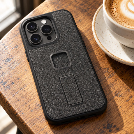 Peak Design Everyday Loop Case iPhone 14 Pro – Charcoal – illustrative photo (AI)