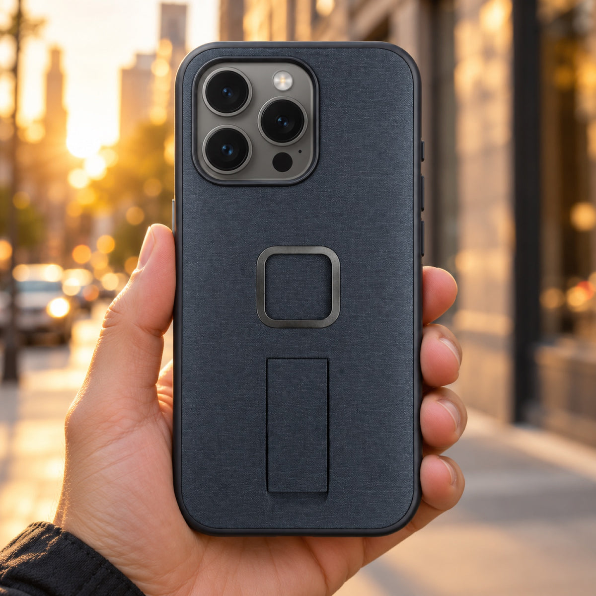 Peak Design Everyday Loop Case iPhone 15 Pro Max v2 – Midnight – illustrative photo (AI)