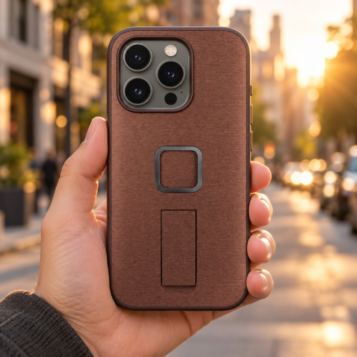Peak Design Everyday Loop Case iPhone 15 Pro Max v2 – Redwood – illustrative photo (AI)