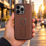Peak Design Everyday Loop Case iPhone 15 Pro v2 – Redwood – illustrative photo (AI)