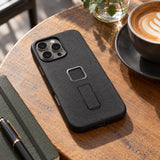 Peak Design Everyday Loop Case iPhone 16 Pro Max – Charcoal – illustrative photo (AI)