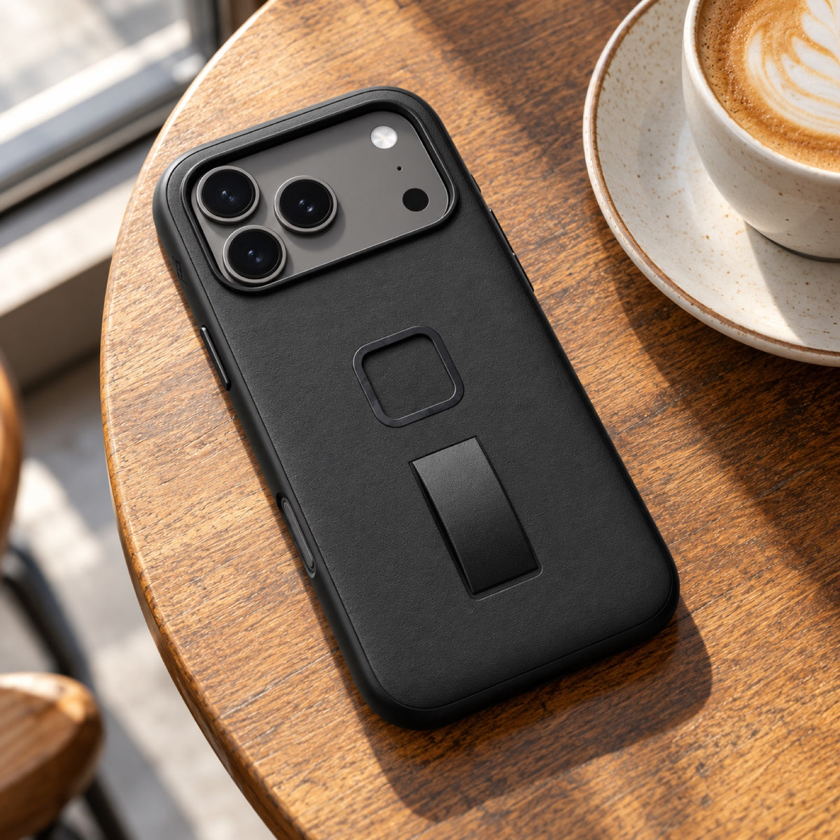 Peak Design Everyday Loop Case Slimlink iPhone 18 Pro Max – Black Clarino – illustrative photo (AI)