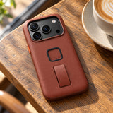 Peak Design Everyday Loop Case Slimlink iPhone 18 Pro – Redwood Clarino – illustrative photo (AI)