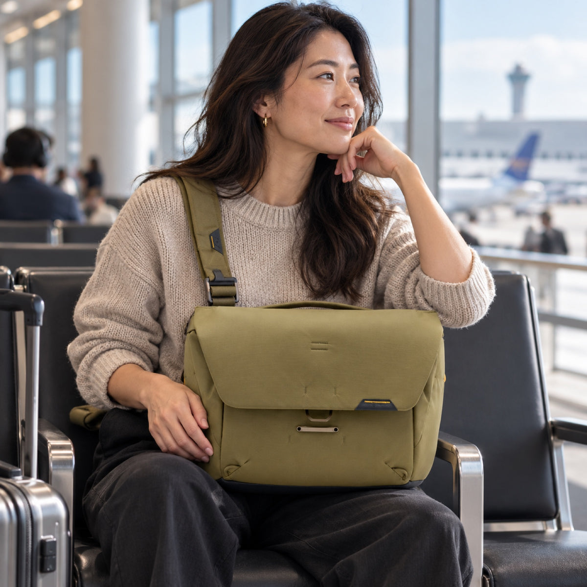 Peak Design Everyday Messenger 13L – Kelp – illustrative photo (AI)
