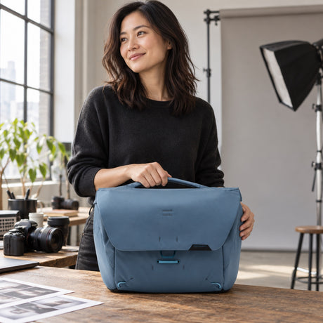 Peak Design Everyday Messenger 13L – Ocean – illustrative photo (AI)
