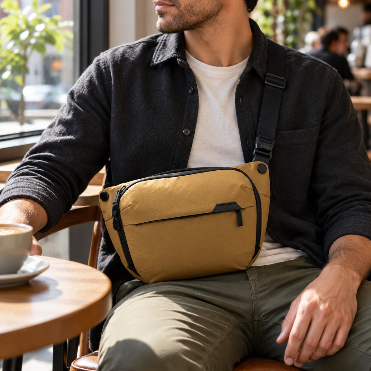 Peak Design Everyday Sling 6L v2 – Coyote – illustrative photo (AI)