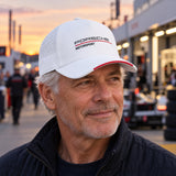 Czapka z daszkiem lifestyle Porsche Motorsport – biała – zdjęcie poglądowe (AI)