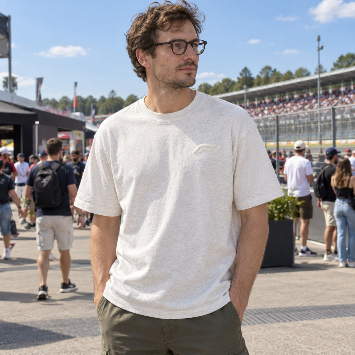 Formula 1 Casual T-Shirt with Small F1 Logo – ilustrační foto (AI)
