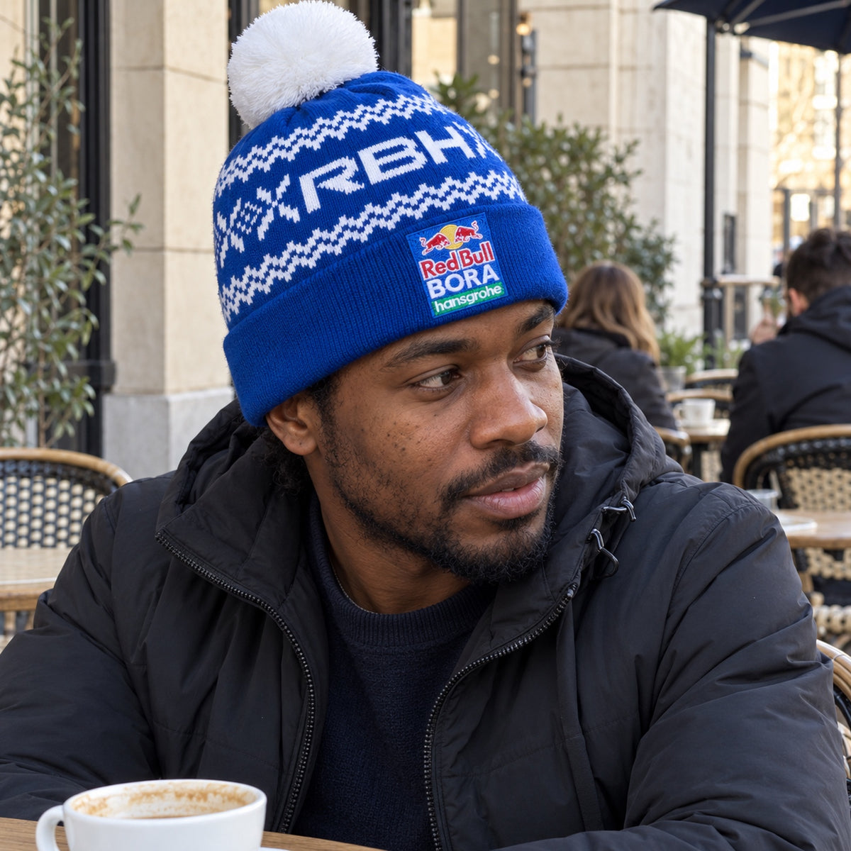 Red Bull Bora Hansgrohe Bobble Beanie with Logo – Christmas Edition – ilustrační foto (AI)