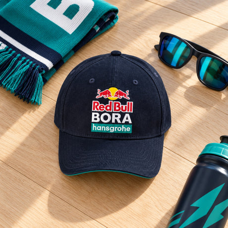 Dziecięca czapka zespołowa z daszkiem Red Bull Bora Hansgrohe – zdjęcie poglądowe (AI)