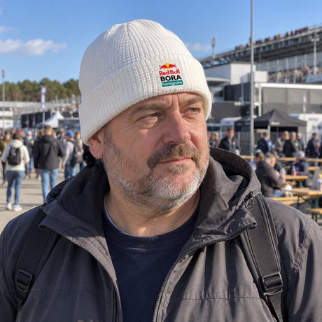 Red Bull Bora Hansgrohe Casual Beanie with Logo – White – ilustrační foto (AI)