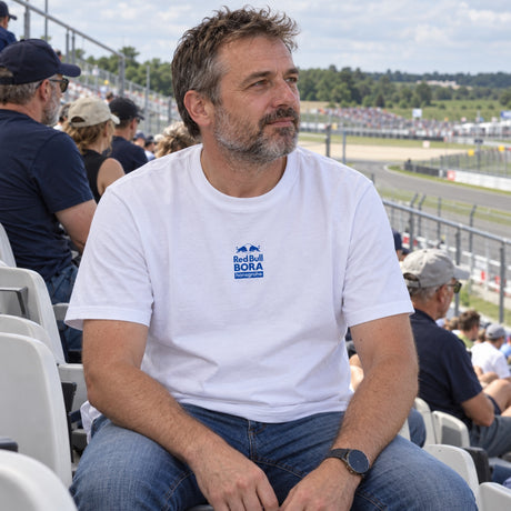 Red Bull Bora Hansgrohe Casual T-Shirt – White, MONUMENTS Edition – ilustrační foto (AI)