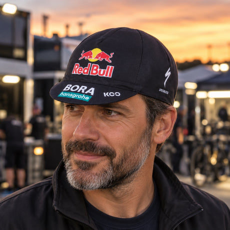 Czapka kolarska Red Bull Bora Hansgrohe – edycja zespołowa SPECIALIZED – zdjęcie poglądowe (AI)