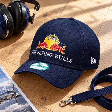 Dziecięca czapka z daszkiem Red Bull The Flying Bulls – granatowa – zdjęcie poglądowe (AI)