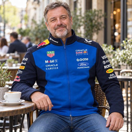Kurtka softshell zespołowa Oracle Red Bull Racing z logo sponsorów – zdjęcie poglądowe (AI)