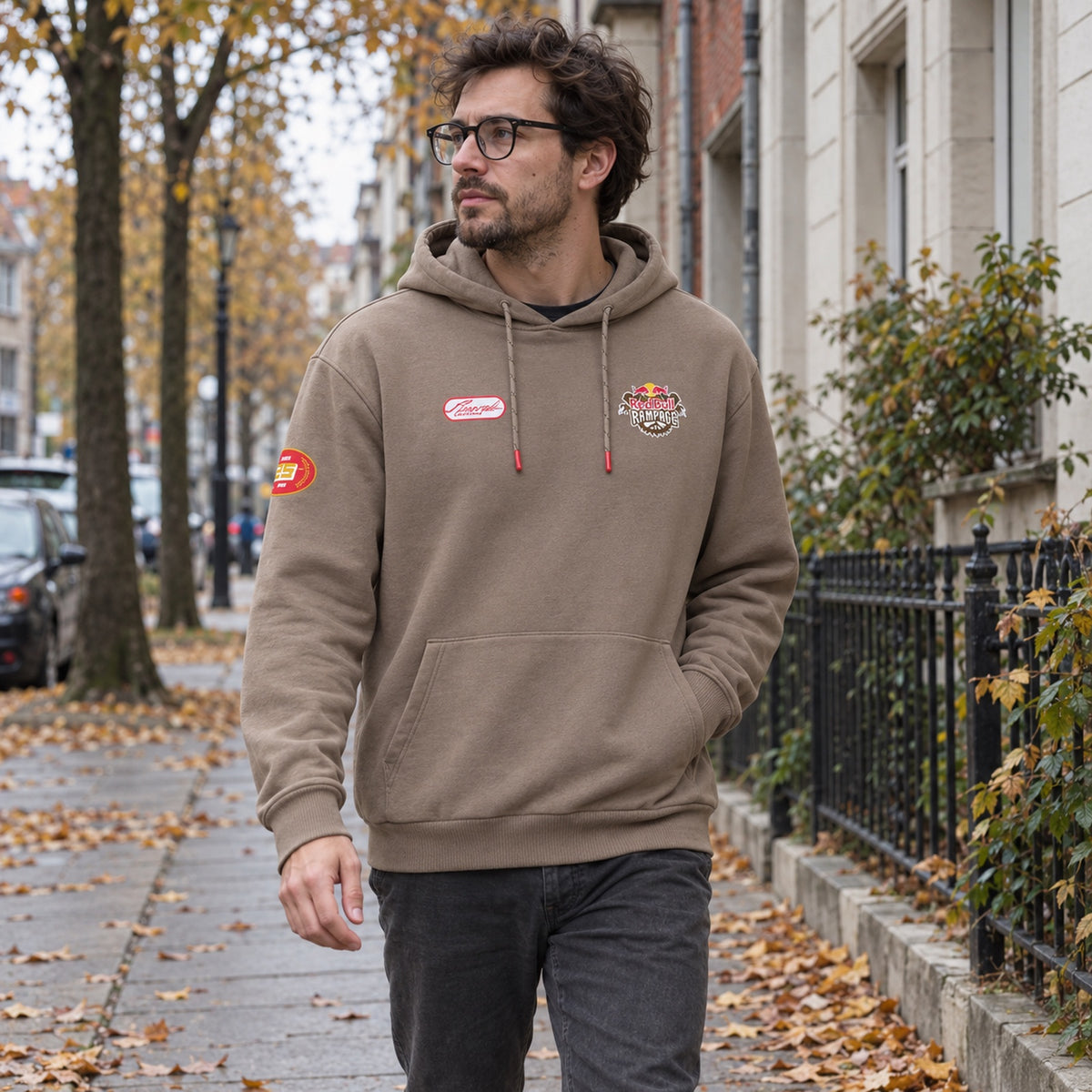 Red Bull Rampage FREERIDE Hoodie – Light Brown – ilustrační foto (AI)
