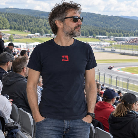 Red Bull Ring CORE Women's T-Shirt with RRI Motif – ilustrační foto (AI)