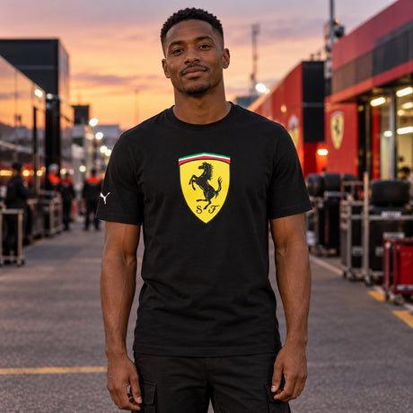 Koszulka lifestyle Scuderia Ferrari F1 z dużym logo – czarna – zdjęcie poglądowe (AI)