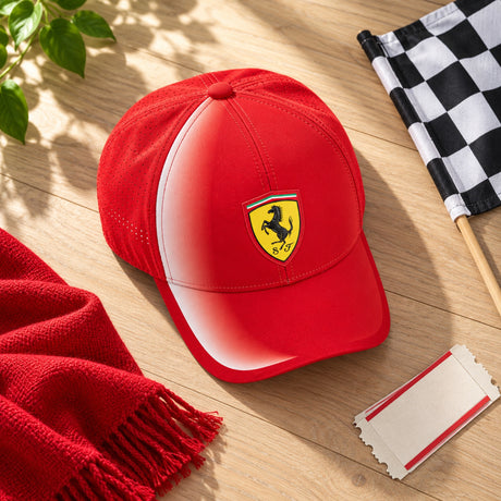 Dziecięca czapka zespołowa z daszkiem Scuderia Ferrari F1 x Puma – edycja zespołowa – zdjęcie poglądowe (AI)