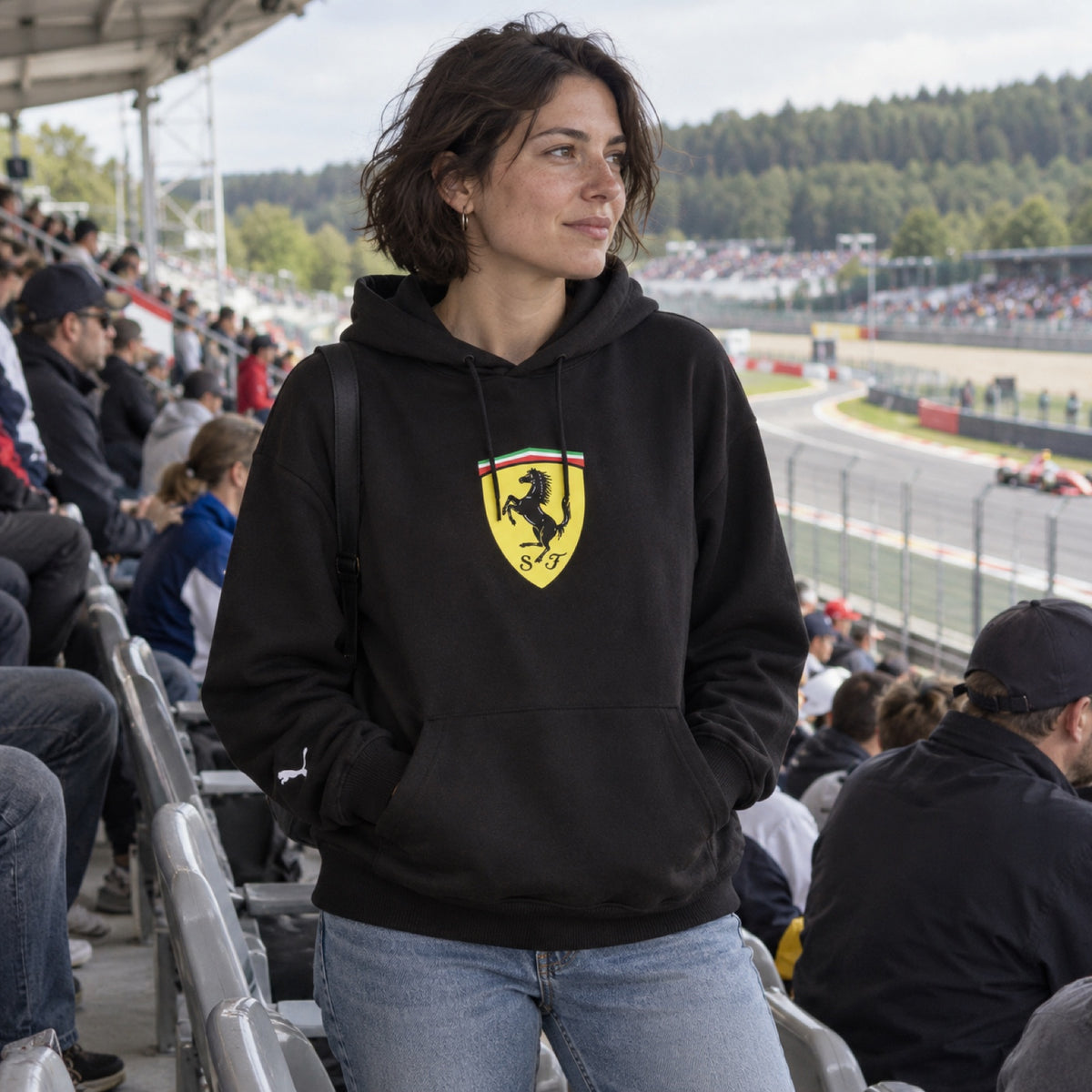 Scuderia Ferrari F1 x Puma Hoodie with Large Shield – Black – ilustrační foto 2 (AI)