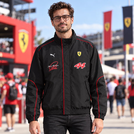 Kurtka Lewis Hamilton Scuderia Ferrari F1 x Puma – edycja kibica – zdjęcie poglądowe (AI)