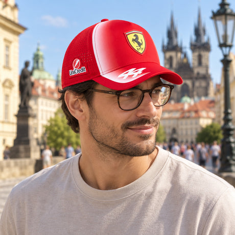 Czapka z daszkiem Lewis Hamilton Scuderia Ferrari F1 x Puma – edycja zespołowa – zdjęcie poglądowe (AI)
