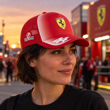 Czapka z daszkiem z siateczką Lewis Hamilton Scuderia Ferrari F1 x Puma – edycja zespołowa – zdjęcie poglądowe (AI)