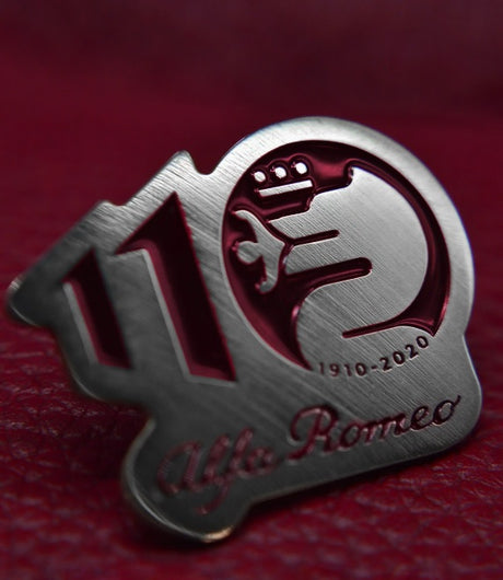 Metalowa odznaka Alfa Romeo 110 lat anniversary czerwona