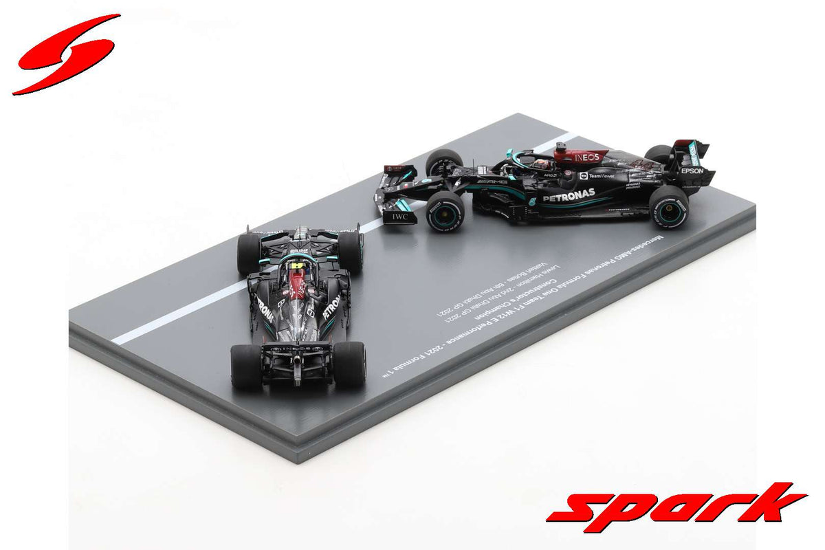 Zestaw modeli Mercedes AMG W12 SPARK L. Hamilton + V. Bottas Abu Dhabi GP 2021