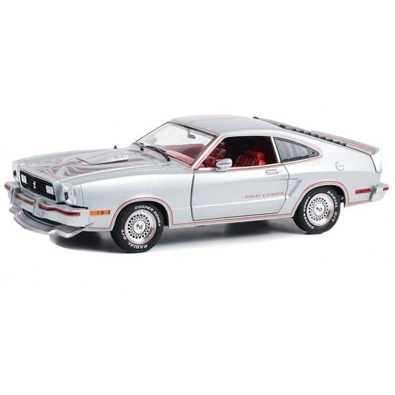 Model Ford Mustang II King Cobra srebrny metalik z czerwono-czarnymi pasami - 1:18 Greenlight