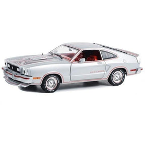 Model Ford Mustang II King Cobra srebrny metalik z czerwono-czarnymi pasami - 1:18 Greenlight