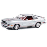 Model Ford Mustang II King Cobra srebrny metalik z czerwono-czarnymi pasami - 1:18 Greenlight