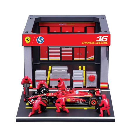 Model Bburago Scuderia Ferrari F1 1:43 Charles Leclerc z modelem boksu