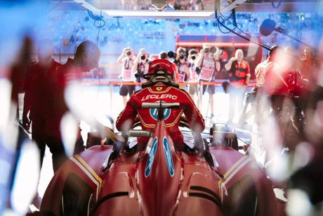 Dziecięca czapka zimowa z pomponem Ferrari z logo