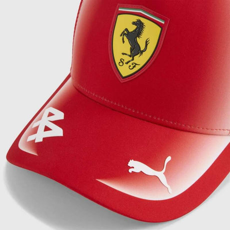 Czapka z daszkiem z siateczką Lewis Hamilton Scuderia Ferrari F1 x Puma - edycja zespołowa