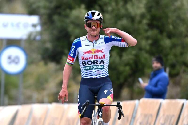 Butelka na wodę Red Bull Bora Hansgrohe - edycja REMCO SPECIALIZED 550 ml