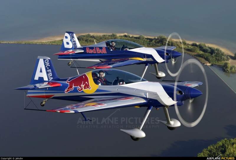 Czapka z daszkiem z siateczką Red Bull The Flying Bulls Radar z logo
