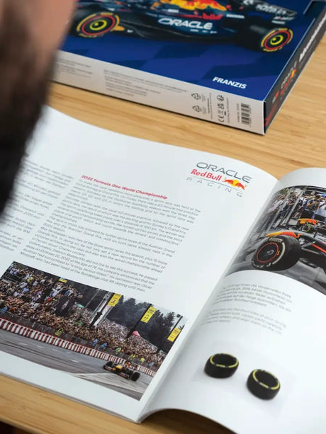 Model do złożenia Oracle Red Bull Racing RB21 Max Verstappen 1:43 – kalendarz adwentowy