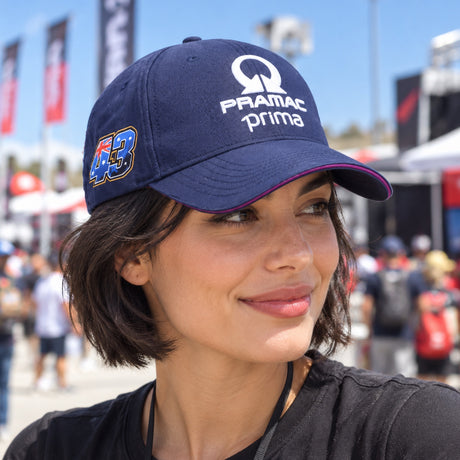 Czapka zespołowa z daszkiem Yamaha Pramac z logo sponsorów – zdjęcie poglądowe (AI)